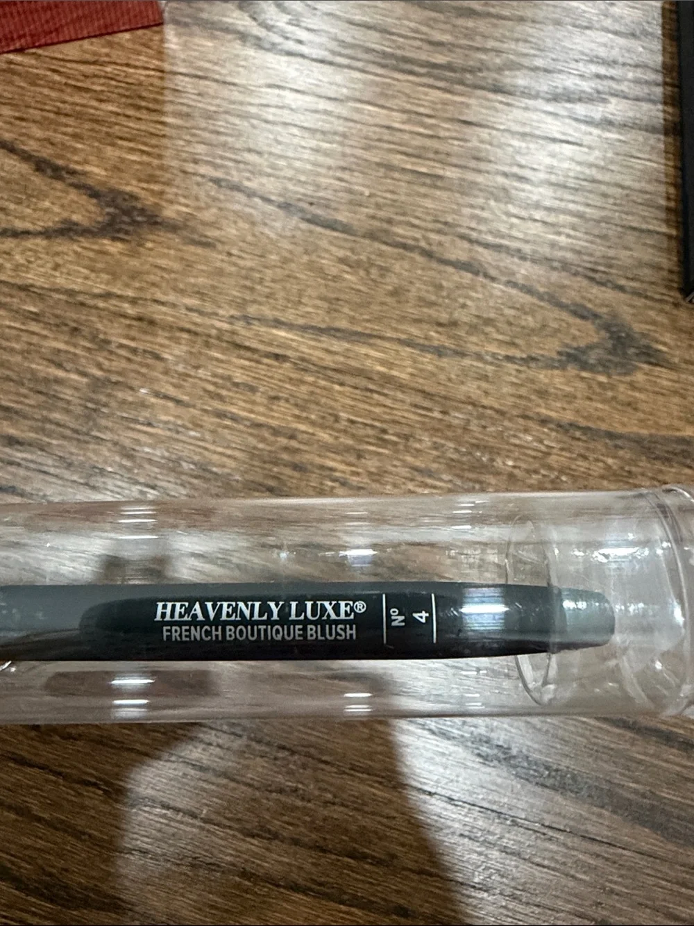 Lawless skin-smoothing powder & It Cosmetics Heavenly Luxe brush